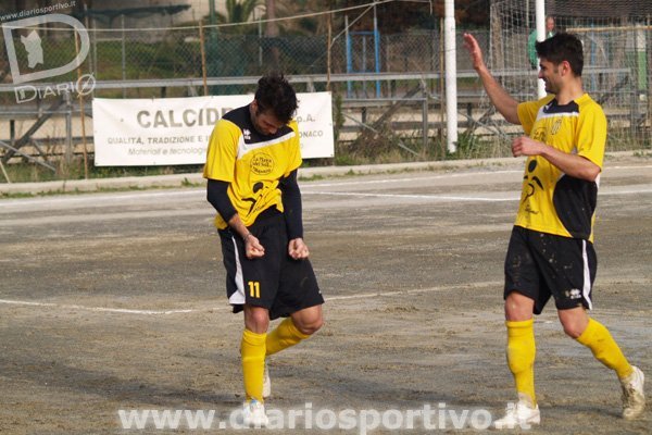 Viani festeggia il 2 a 0